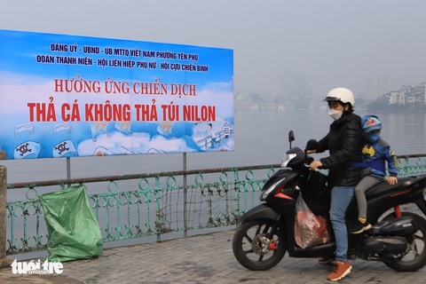Chưa đến ngày ông Táo, nhiều người Hà Nội đã thả cá chép - Ảnh 6. Chưa đến ngày ông Táo, nhiều người Hà Nội đã thả cá chép - Ảnh 6.