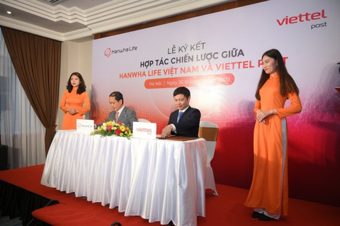 Hanwha Life Việt Nam và Viettel Post ký kết thỏa thuận hợp tác phân phối bảo hiểm - Ảnh 1. Hanwha Life Việt Nam và Viettel Post ký kết thỏa thuận hợp tác phân phối bảo hiểm - Ảnh 1.