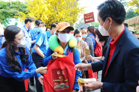 ‘Tết chung một nhà’ đưa người lao động khó khăn về quê - Ảnh 1. ‘Tết chung một nhà’ đưa người lao động khó khăn về quê - Ảnh 1.