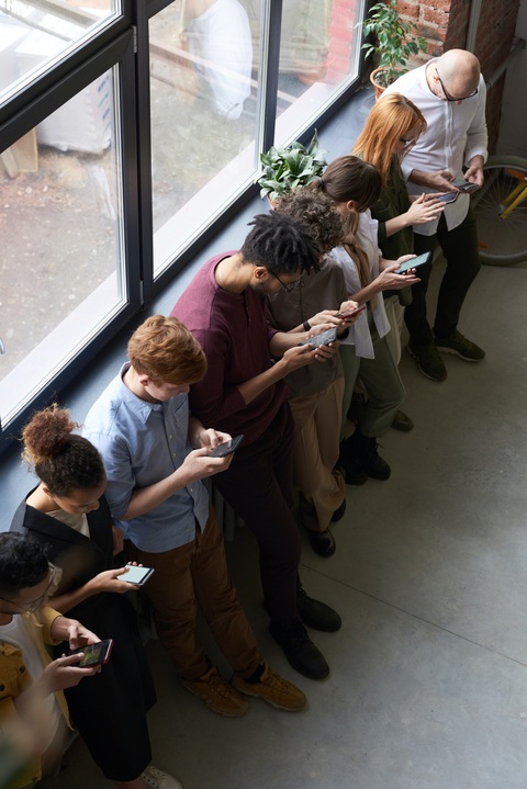 Gen Z, gia đình và mạng xã hội: Có thật bạn đang đọc những gì mình muốn? - Ảnh 1. Gen Z, gia đình và mạng xã hội: Có thật bạn đang đọc những gì mình muốn? - Ảnh 1.