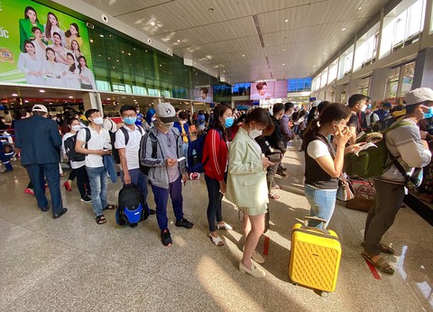 Sân bay Tân Sơn Nhất lại chật ních người về quê đón Tết - Ảnh 4. Sân bay Tân Sơn Nhất lại chật ních người về quê đón Tết - Ảnh 4.