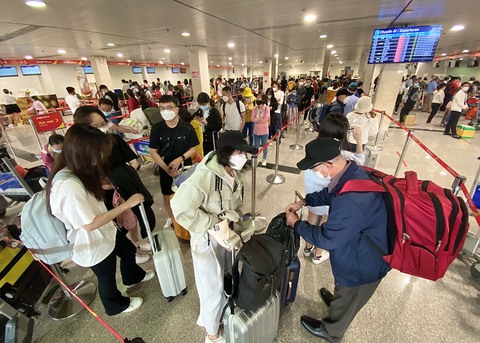 Sân bay Tân Sơn Nhất lại chật ních người về quê đón Tết - Ảnh 3. Sân bay Tân Sơn Nhất lại chật ních người về quê đón Tết - Ảnh 3.