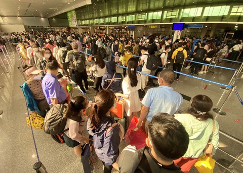Sân bay Tân Sơn Nhất lại chật ních người về quê đón Tết - Ảnh 6. Sân bay Tân Sơn Nhất lại chật ních người về quê đón Tết - Ảnh 6.