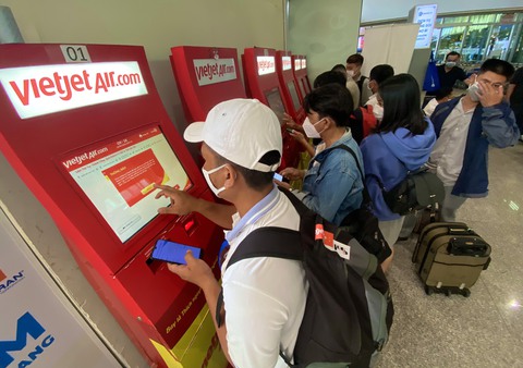 Sân bay Tân Sơn Nhất lại chật ních người về quê đón Tết - Ảnh 5. Sân bay Tân Sơn Nhất lại chật ních người về quê đón Tết - Ảnh 5.