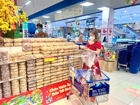 Sức mua trái cây nội, bánh mứt và thực phẩm bổ dưỡng tăng cao - Ảnh 2. Sức mua trái cây nội, bánh mứt và thực phẩm bổ dưỡng tăng cao - Ảnh 2.