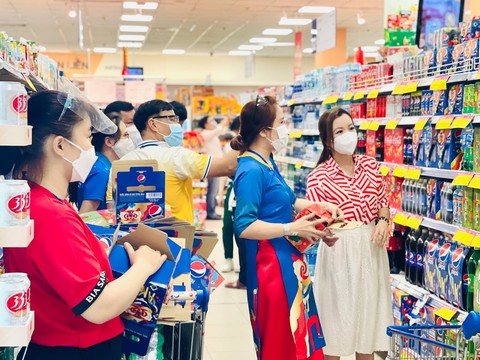 Sức mua trái cây nội, bánh mứt và thực phẩm bổ dưỡng tăng cao - Ảnh 1. Sức mua trái cây nội, bánh mứt và thực phẩm bổ dưỡng tăng cao - Ảnh 1.