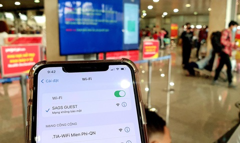 Lắp mới màn hình hướng dẫn trực quan khai báo y tế tại Tân Sơn Nhất - Ảnh 2. Lắp mới màn hình hướng dẫn trực quan khai báo y tế tại Tân Sơn Nhất - Ảnh 2.