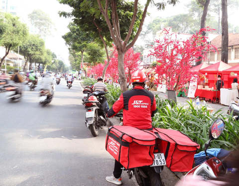 J&T Express giao hàng xuyên Tết, thoả mãn nhu cầu đặc biệt của người dùng - Ảnh 2. J&T Express giao hàng xuyên Tết, thoả mãn nhu cầu đặc biệt của người dùng - Ảnh 2.