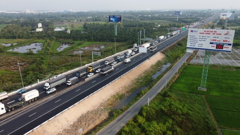 Tài xế bỡ ngỡ trong ngày đầu cao tốc Trung Lương - Mỹ Thuận cho xe chạy - Ảnh 3. Tài xế bỡ ngỡ trong ngày đầu cao tốc Trung Lương - Mỹ Thuận cho xe chạy - Ảnh 3.