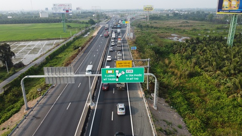 Tài xế bỡ ngỡ trong ngày đầu cao tốc Trung Lương - Mỹ Thuận cho xe chạy - Ảnh 1. Tài xế bỡ ngỡ trong ngày đầu cao tốc Trung Lương - Mỹ Thuận cho xe chạy - Ảnh 1.
