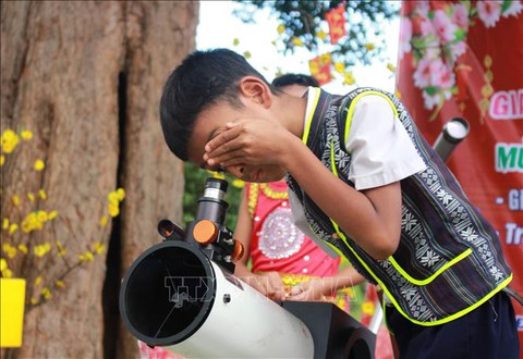 Chở kính thiên văn lên cho học trò miền núi ngắm bầu trời - Ảnh 2. Chở kính thiên văn lên cho học trò miền núi ngắm bầu trời - Ảnh 2.
