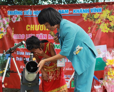 Chở kính thiên văn lên cho học trò miền núi ngắm bầu trời - Ảnh 1. Chở kính thiên văn lên cho học trò miền núi ngắm bầu trời - Ảnh 1.