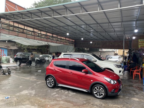 Dịch vụ rửa ôtô hốt bạc những ngày cận Tết: Tăng giá, quá tải - Ảnh 3. Dịch vụ rửa ôtô hốt bạc những ngày cận Tết: Tăng giá, quá tải - Ảnh 3.