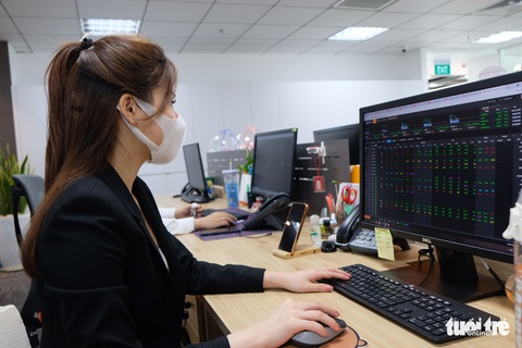 VN-Index bật tăng gần 40 điểm, nhiều cổ phiếu họ FLC đã rớt 50% giá - Ảnh 1. VN-Index bật tăng gần 40 điểm, nhiều cổ phiếu họ FLC đã rớt 50% giá - Ảnh 1.