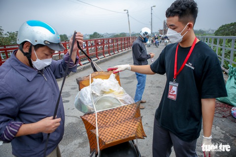 Ngày ông Công ông Táo: Lư hương, bàn thờ đã bớt được ném xuống sông Hồng - Ảnh 4. Ngày ông Công ông Táo: Lư hương, bàn thờ đã bớt được ném xuống sông Hồng - Ảnh 4.