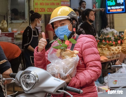 Ngày ông Công ông Táo, gà ngậm hoa hồng đắt khách khu phố cổ Hà Nội - Ảnh 2. Ngày ông Công ông Táo, gà ngậm hoa hồng đắt khách khu phố cổ Hà Nội - Ảnh 2.
