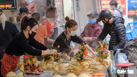 Ngày ông Công ông Táo, gà ngậm hoa hồng đắt khách khu phố cổ Hà Nội - Ảnh 4. Ngày ông Công ông Táo, gà ngậm hoa hồng đắt khách khu phố cổ Hà Nội - Ảnh 4.