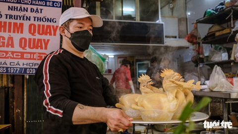 Ngày ông Công ông Táo, gà ngậm hoa hồng đắt khách khu phố cổ Hà Nội - Ảnh 3. Ngày ông Công ông Táo, gà ngậm hoa hồng đắt khách khu phố cổ Hà Nội - Ảnh 3.