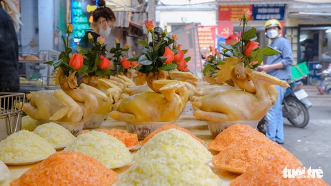 Ngày ông Công ông Táo, gà ngậm hoa hồng đắt khách khu phố cổ Hà Nội - Ảnh 8. Ngày ông Công ông Táo, gà ngậm hoa hồng đắt khách khu phố cổ Hà Nội - Ảnh 8.