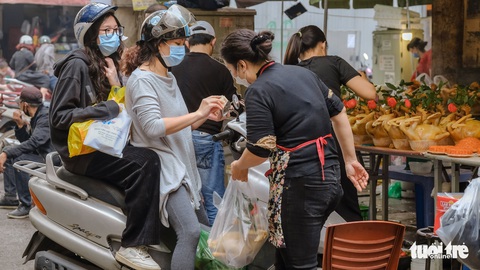 Ngày ông Công ông Táo, gà ngậm hoa hồng đắt khách khu phố cổ Hà Nội - Ảnh 6. Ngày ông Công ông Táo, gà ngậm hoa hồng đắt khách khu phố cổ Hà Nội - Ảnh 6.