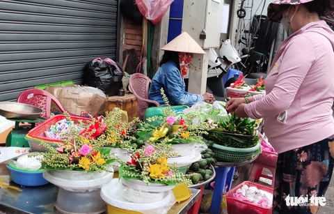 TP.HCM: Trái cây, chè trôi nước, vàng mã đắt hàng, giá chỉ nhích nhẹ - Ảnh 3. TP.HCM: Trái cây, chè trôi nước, vàng mã đắt hàng, giá chỉ nhích nhẹ - Ảnh 3.