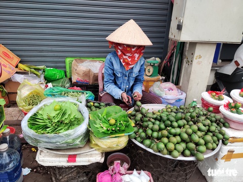 TP.HCM: Trái cây, chè trôi nước, vàng mã đắt hàng, giá chỉ nhích nhẹ - Ảnh 4. TP.HCM: Trái cây, chè trôi nước, vàng mã đắt hàng, giá chỉ nhích nhẹ - Ảnh 4.
