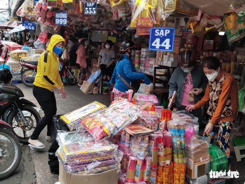 TP.HCM: Trái cây, chè trôi nước, vàng mã đắt hàng, giá chỉ nhích nhẹ - Ảnh 2. TP.HCM: Trái cây, chè trôi nước, vàng mã đắt hàng, giá chỉ nhích nhẹ - Ảnh 2.