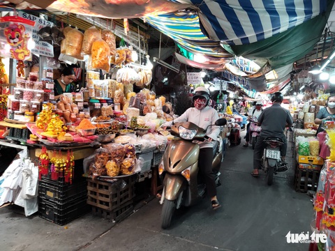 TP.HCM: Trái cây, chè trôi nước, vàng mã đắt hàng, giá chỉ nhích nhẹ - Ảnh 8. TP.HCM: Trái cây, chè trôi nước, vàng mã đắt hàng, giá chỉ nhích nhẹ - Ảnh 8.