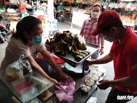 TP.HCM: Trái cây, chè trôi nước, vàng mã đắt hàng, giá chỉ nhích nhẹ - Ảnh 7. TP.HCM: Trái cây, chè trôi nước, vàng mã đắt hàng, giá chỉ nhích nhẹ - Ảnh 7.