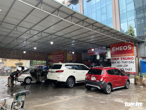 Dịch vụ rửa ôtô hốt bạc những ngày cận Tết: Tăng giá, quá tải - Ảnh 1. Dịch vụ rửa ôtô hốt bạc những ngày cận Tết: Tăng giá, quá tải - Ảnh 1.