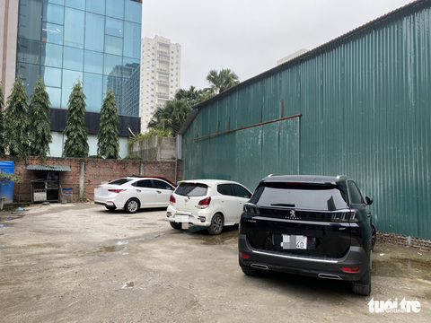 Dịch vụ rửa ôtô hốt bạc những ngày cận Tết: Tăng giá, quá tải - Ảnh 2. Dịch vụ rửa ôtô hốt bạc những ngày cận Tết: Tăng giá, quá tải - Ảnh 2.