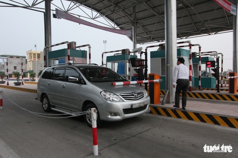Xếp hàng ở ATM và trạm thu phí - Ảnh 1. Xếp hàng ở ATM và trạm thu phí - Ảnh 1.