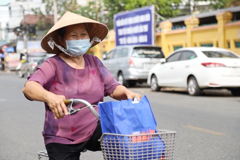 Báo Tuổi Trẻ trao quà xuân cho người bán báo Đồng bằng sông Cửu Long - Ảnh 3. Báo Tuổi Trẻ trao quà xuân cho người bán báo Đồng bằng sông Cửu Long - Ảnh 3.