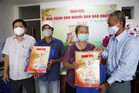 Báo Tuổi Trẻ trao quà xuân cho người bán báo Đồng bằng sông Cửu Long - Ảnh 1. Báo Tuổi Trẻ trao quà xuân cho người bán báo Đồng bằng sông Cửu Long - Ảnh 1.