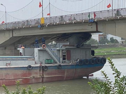 Sà lan chở xi măng tông nứt dầm cầu Thái Bình - Ảnh 2. Sà lan chở xi măng tông nứt dầm cầu Thái Bình - Ảnh 2.