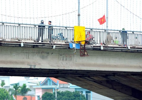 Sà lan chở xi măng tông nứt dầm cầu Thái Bình - Ảnh 3. Sà lan chở xi măng tông nứt dầm cầu Thái Bình - Ảnh 3.
