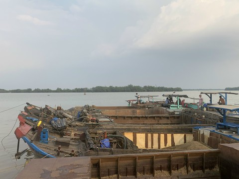 Một buổi tuần tra bắt được 6 ghe hút, chở cát lậu - Ảnh 1. Một buổi tuần tra bắt được 6 ghe hút, chở cát lậu - Ảnh 1.