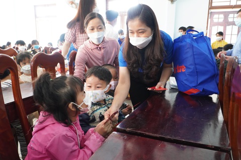 Quà xuân Tết sẻ chia đến với học sinh, người dân Quảng Nam - Ảnh 1. Quà xuân Tết sẻ chia đến với học sinh, người dân Quảng Nam - Ảnh 1.