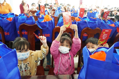 Quà xuân Tết sẻ chia đến với học sinh, người dân Quảng Nam - Ảnh 4. Quà xuân Tết sẻ chia đến với học sinh, người dân Quảng Nam - Ảnh 4.