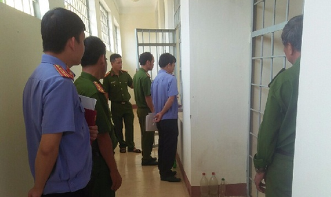 Phạm nhân mượn điện thoại gọi tố cáo, Bình Định kỷ luật 9 cán bộ, chiến sĩ công an - Ảnh 1. Phạm nhân mượn điện thoại gọi tố cáo, Bình Định kỷ luật 9 cán bộ, chiến sĩ công an - Ảnh 1.