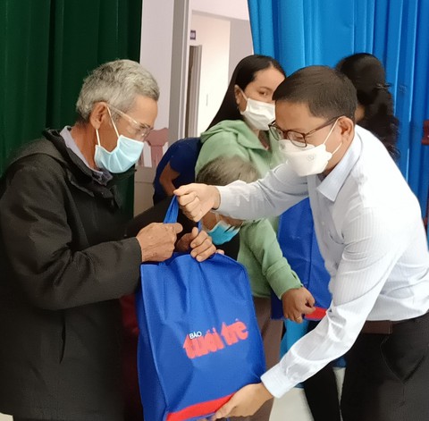 Tết sẻ chia đến vùng lũ Phú Yên - Bình Định - Ảnh 3. Tết sẻ chia đến vùng lũ Phú Yên - Bình Định - Ảnh 3.
