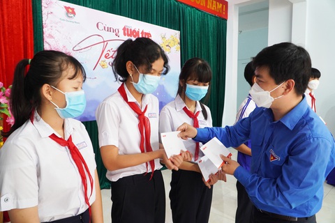 Quà xuân Tết sẻ chia đến với học sinh, người dân Quảng Nam - Ảnh 2. Quà xuân Tết sẻ chia đến với học sinh, người dân Quảng Nam - Ảnh 2.