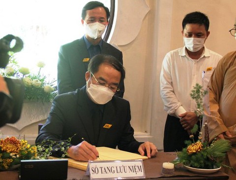 Thứ trưởng Bộ Nội vụ thay mặt Chính phủ viếng Thiền sư Thích Nhất Hạnh - Ảnh 1. Thứ trưởng Bộ Nội vụ thay mặt Chính phủ viếng Thiền sư Thích Nhất Hạnh - Ảnh 1.