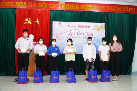 Quà xuân Tết sẻ chia đến với học sinh, người dân Quảng Nam - Ảnh 5. Quà xuân Tết sẻ chia đến với học sinh, người dân Quảng Nam - Ảnh 5.