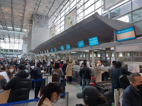 Vietnam Airlines nối lại chuyến bay thường lệ từ châu Âu đến Việt Nam - Ảnh 1. Vietnam Airlines nối lại chuyến bay thường lệ từ châu Âu đến Việt Nam - Ảnh 1.
