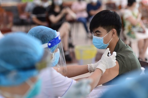 TP.HCM: Tổ chức tiêm mũi 3 phòng COVID-19 xuyên Tết 2022 - Ảnh 1. TP.HCM: Tổ chức tiêm mũi 3 phòng COVID-19 xuyên Tết 2022 - Ảnh 1.