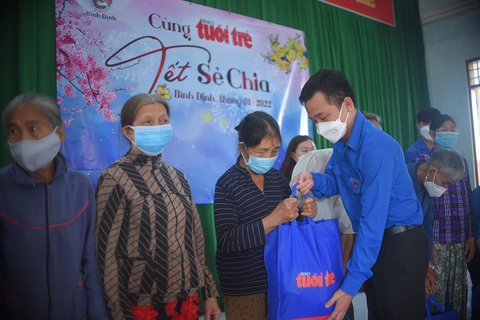 Tết sẻ chia đến vùng lũ Phú Yên - Bình Định - Ảnh 1. Tết sẻ chia đến vùng lũ Phú Yên - Bình Định - Ảnh 1.