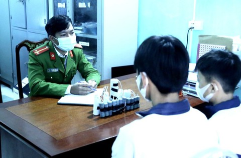 Mặc cảnh báo, nhiều học sinh vẫn lên mạng mua vật liệu về chế pháo nổ - Ảnh 1. Mặc cảnh báo, nhiều học sinh vẫn lên mạng mua vật liệu về chế pháo nổ - Ảnh 1.