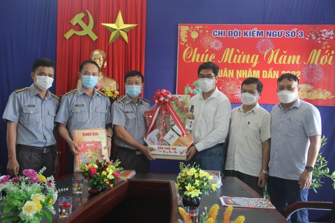 Báo Xuân Tuổi Trẻ đến tay lực lượng chấp pháp trên biển và Hải quân vùng 3 - Ảnh 2. Báo Xuân Tuổi Trẻ đến tay lực lượng chấp pháp trên biển và Hải quân vùng 3 - Ảnh 2.