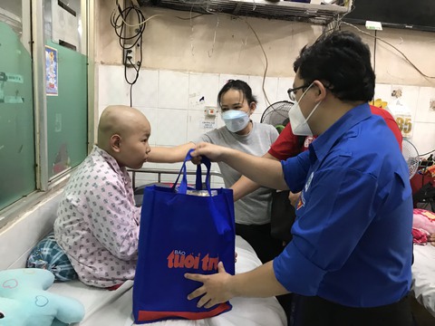 Xuân yêu thương đến với bệnh nhi ung thư - Ảnh 1. Xuân yêu thương đến với bệnh nhi ung thư - Ảnh 1.